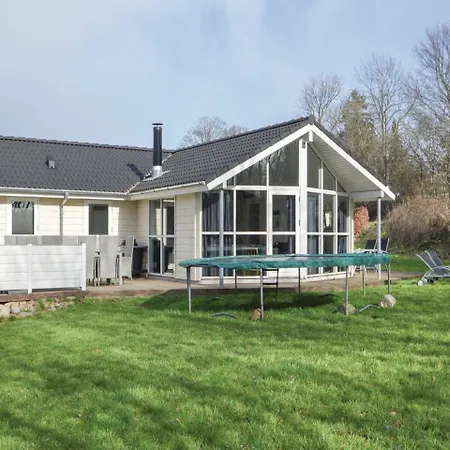 Five-bedroom Holiday In 別荘