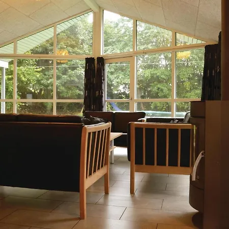 Five-bedroom Holiday In 別荘